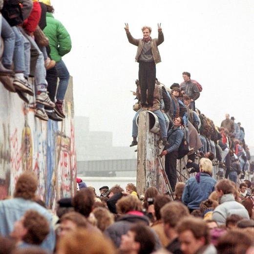 وقتی دیوار برلین را برداشتند همه خوشحال بودند،. یک زن سالمند آلمان شرقی میگفت: